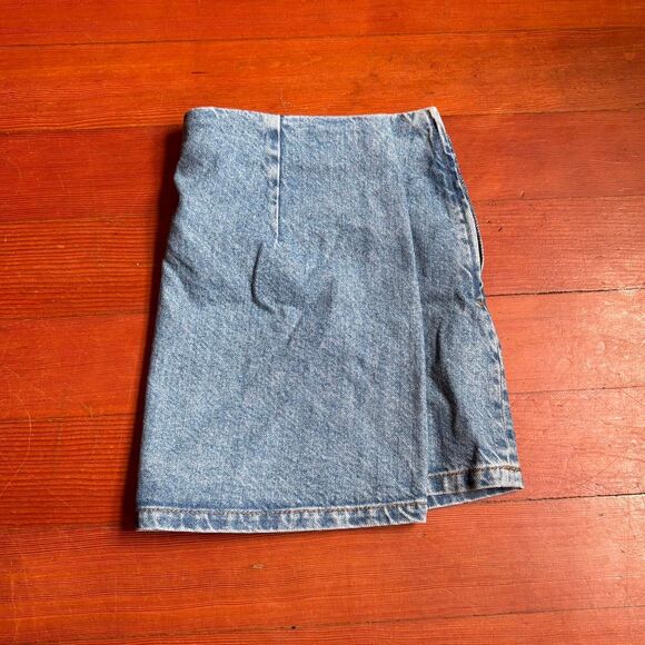 ASOS Design denim mini skirt with size zip. Size 4/6. - Picture 3 of 8